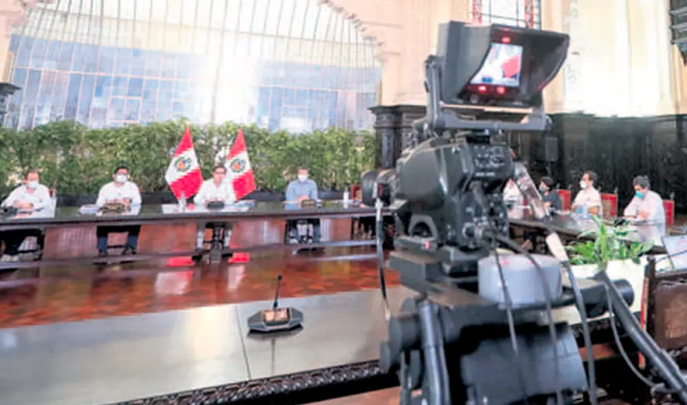 Vizcarra. ¿Tan difícil es que los periodistas roten y todos puedan preguntar, incluso de forma impertinente? En estas conferencias hay información y propaganda. Foto: SEPRES Vizcarra. ¿Tan difícil es que los periodistas roten y todos puedan preguntar, incluso de forma impertinente? En estas conferencias hay información y propaganda. Foto: SEPRES