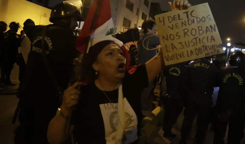 Keiko Fujimori: ciudadanía se movilizó en el Cercado de Lima tras decisión del TC Keiko Fujimori: ciudadanía se movilizó en el Cercado de Lima tras decisión del TC