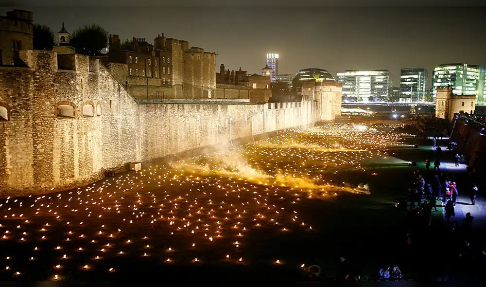 Miles de antorchas brillan en Londres para conmemorar el armisticio que puso fin a la Primera Guerra Mundial [FOTOS y VIDEO]