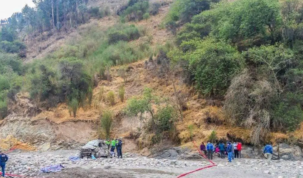Cusco: fallecen tres integrantes de una familia al caer a un barranco el auto en que viajaban.