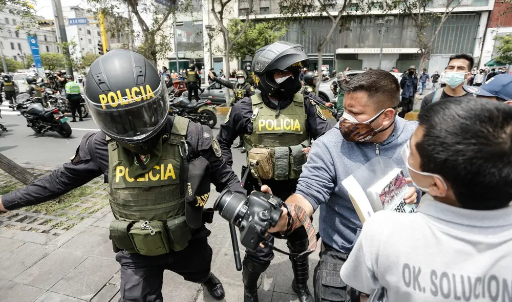 Personal de prensa es agredido con perdigones durante la marcha en contra de Merino. Foto: Antonio Melgarejo / La República