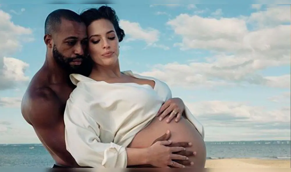 Ashley Graham posa desnuda y muestra su avanzado estado de gestación