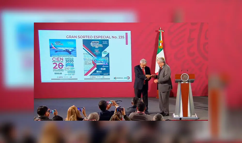 AMLO compra un boleto de la rifa del avión presidencial de México