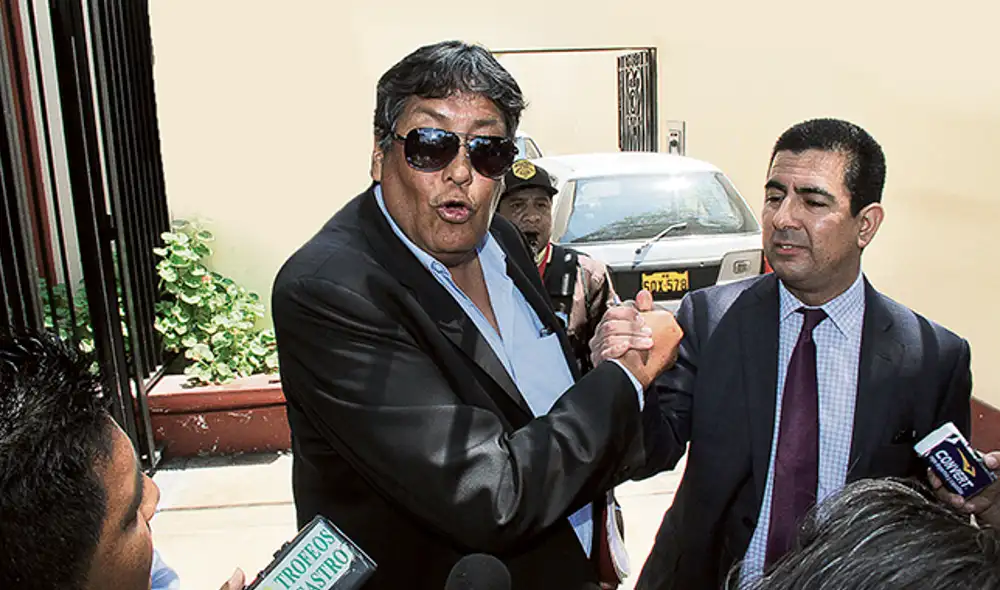 Distancia. Raúl Leguía y Carlos Moreno se saludan en la ADFP. Ambos han criticado sus trabajos en el cuadro crema.