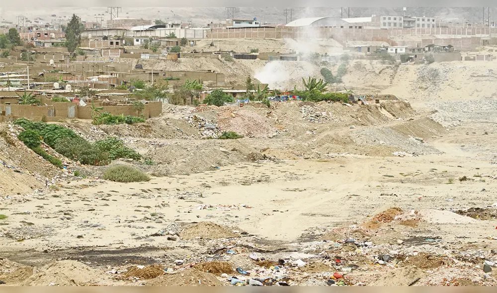 TREMENDA IRRESPONSABILIDAD. En San Ildefonso, las familias no han tenido reparos en invadir cauce de quebrada.