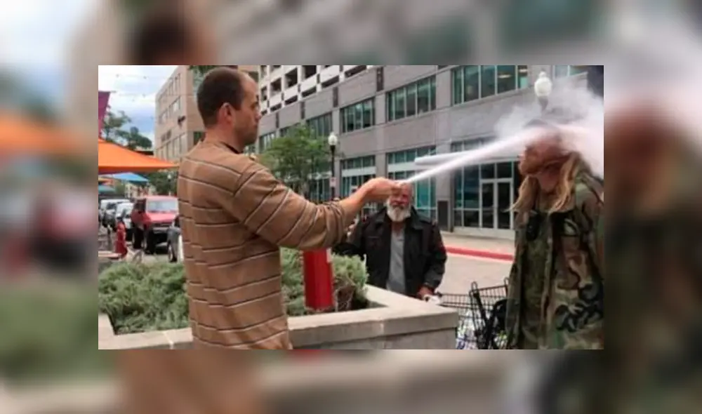 Video es viral en YouTube. El fumador se mostraba desafiante con todos, sin imaginar que un hombre le daría su merecido y apagaría su cigarrillo con un extintor. Foto: Captura.