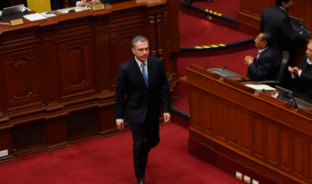 Así fue el accidentado ingreso de Salvador del Solar al Pleno del Congreso