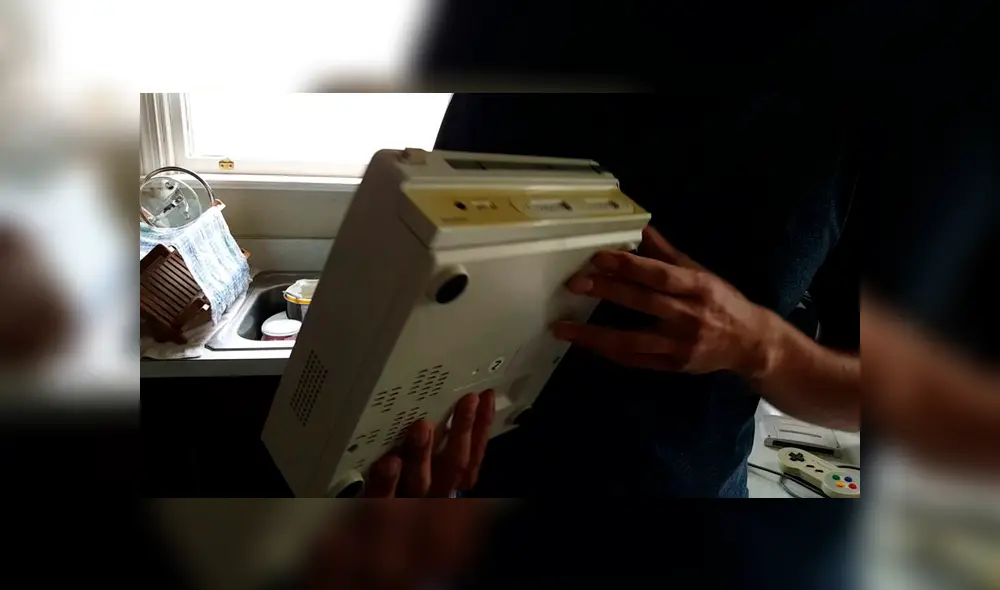 Es capaz de leer cartuchos de Super Nintendo y discos CD-ROM.