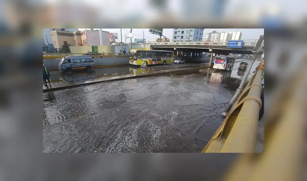 Según Sedapal, el aniego se produjo al cambiar una válvula de 8 pulgadas. (Foto: Grace Mora / La República)