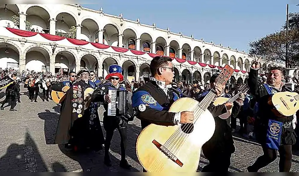 ALGARABÍA. Pasacalle tunante por el aniversario de Arequipa. ALGARABÍA. Pasacalle tunante por el aniversario de Arequipa.