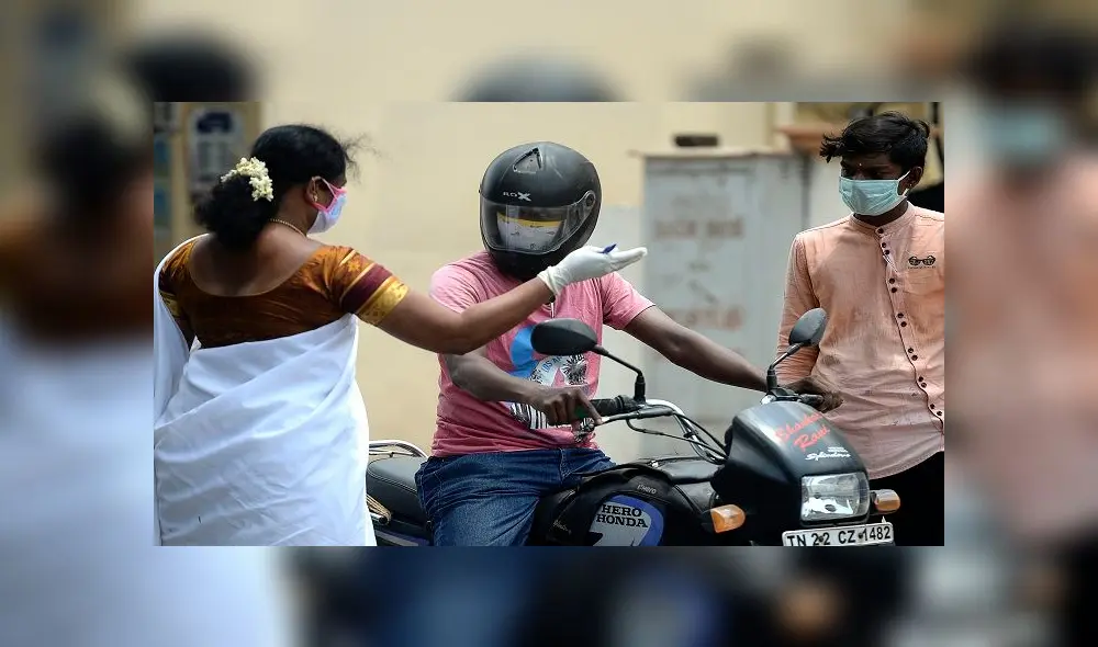 A health worker stops motorists to take swab samples for testing for the Covid-19 coronavirus at a testing camp in a residential area, in Chennai on August 30, 2020. - India on August 30 set a coronavirus record when it reported 78,761 new infections in 24 hours -- the world's highest single-day rise -- even as it continued to open up the economy. (Photo by Arun SANKAR / AFP) A health worker stops motorists to take swab samples for testing for the Covid-19 coronavirus at a testing camp in a residential area, in Chennai on August 30, 2020. - India on August 30 set a coronavirus record when it reported 78,761 new infections in 24 hours -- the world's highest single-day rise -- even as it continued to open up the economy. (Photo by Arun SANKAR / AFP)