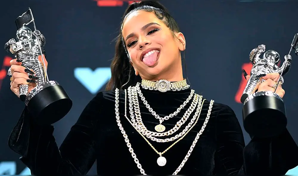 Rosalía causa controversia por ganar como artista latina en los VMAs.