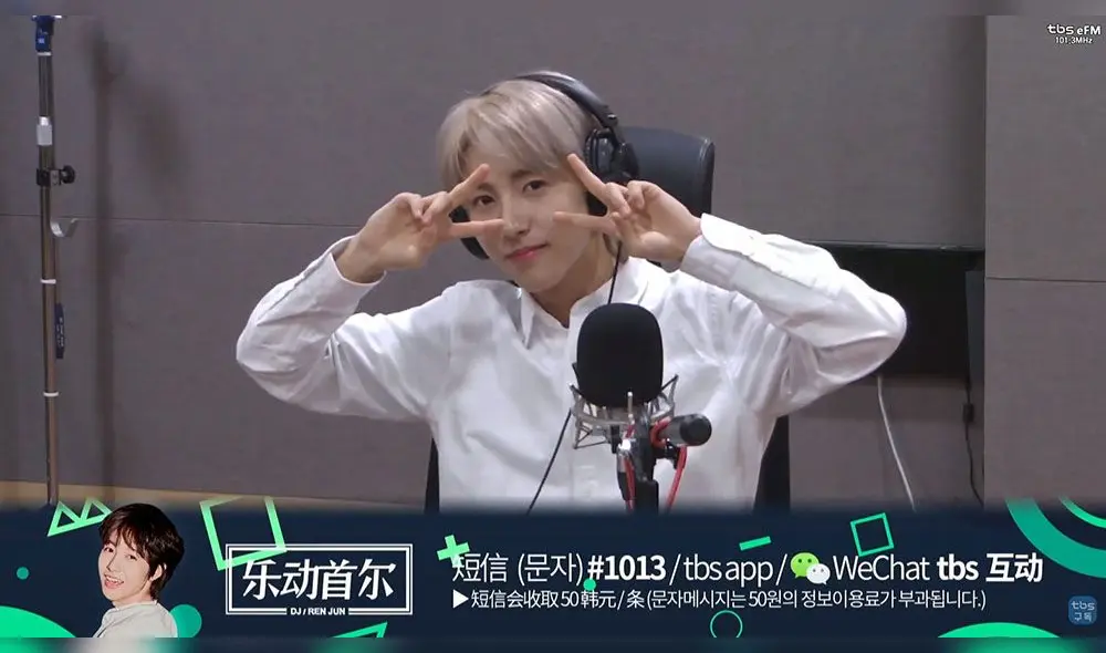 Renjun es locutor en un programa de radio dirigido a fans chinos.