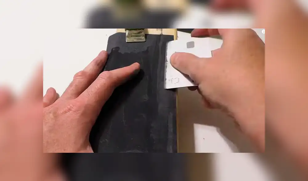 La nueva Apple Card fue convertida en un cuchillo para cortar verduras. Foto: captura