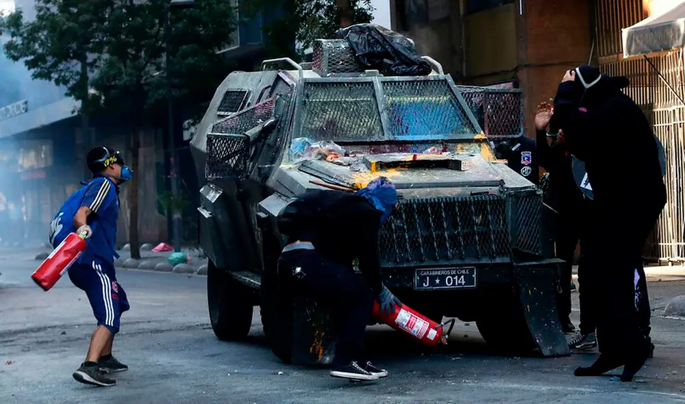 La movilización social terminó con 21 detenidos por desórdenes y diez carabineros lesionados. Foto: 24 Horas