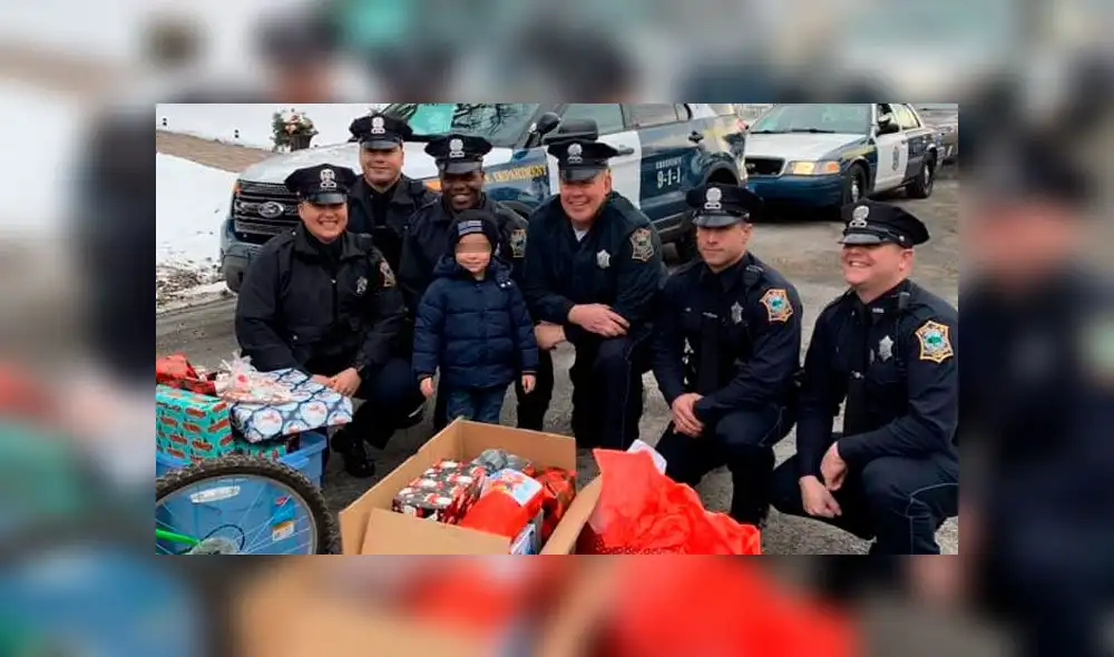 Milagro de Navidad: Policías le compran regalos a niño cuya madre fue asesinada [FOTOS] 