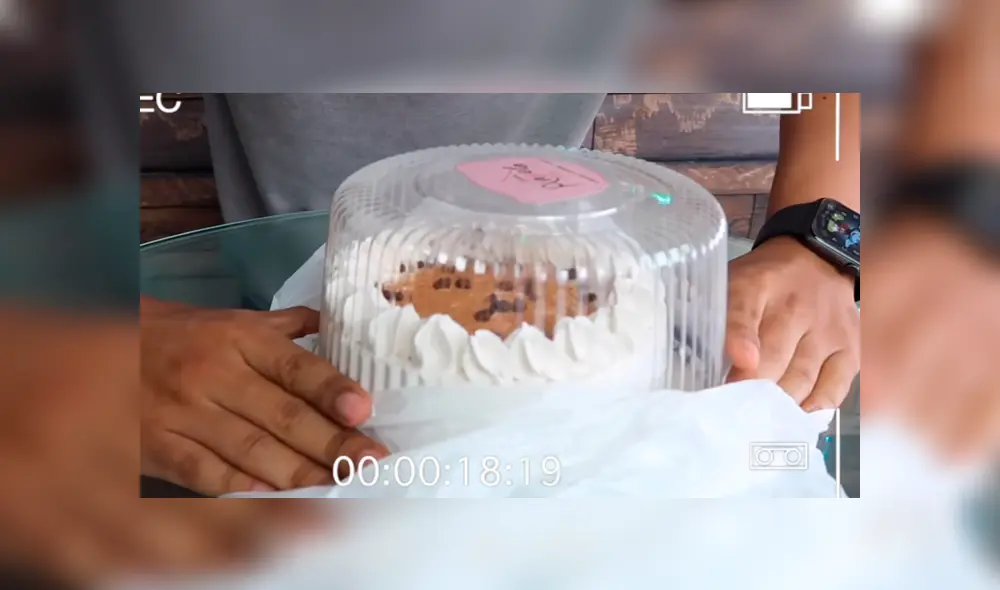 Desliza las imágenes para ver cómo luce este costoso postre vendido por delivery en Lima. Fotocapturas: Desbalanceados/YouTube