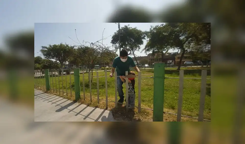Padres de familia y sus hijos pasean en la Plaza de Armas de El Agustino. (Foto: Grace Mora / GLR - URPI) Padres de familia y sus hijos pasean en la Plaza de Armas de El Agustino. (Foto: Grace Mora / GLR - URPI)