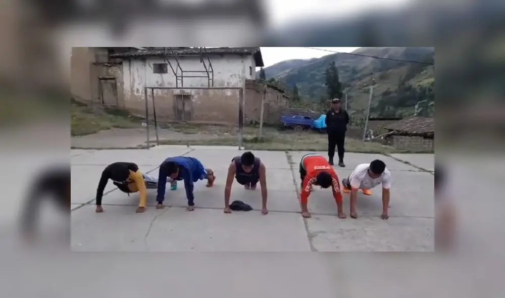 Agentes les hicieron hacer planchas y ranas y luego los llevaron a la comisaría.