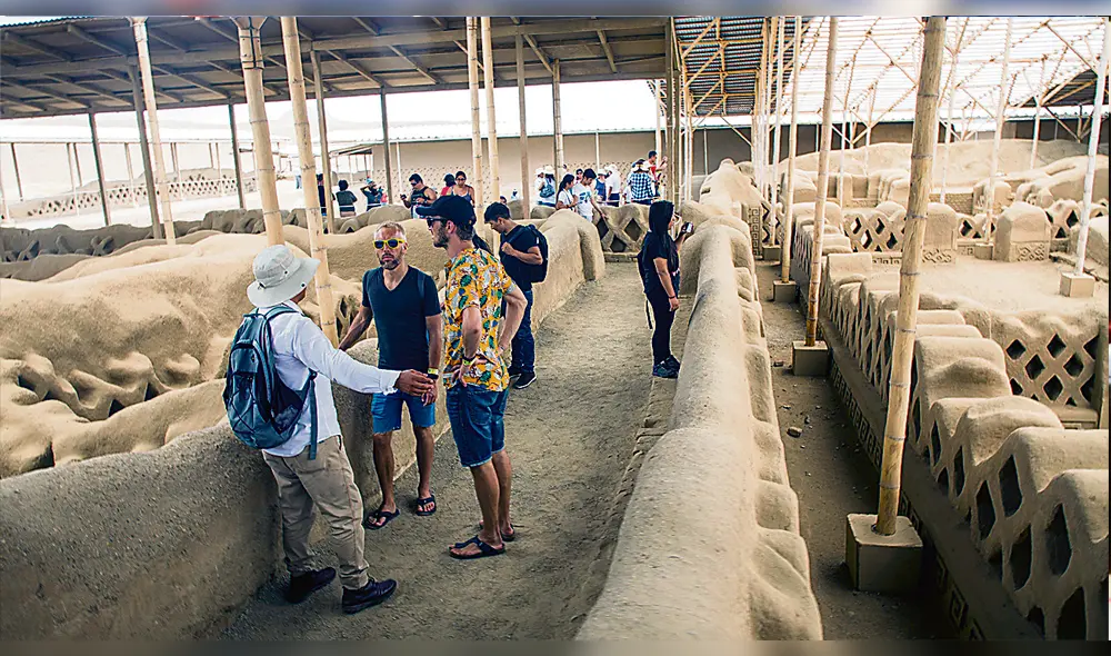 Extranjeros. Disfrutan de Chan Chan y las huacas. Extranjeros. Disfrutan de Chan Chan y las huacas.