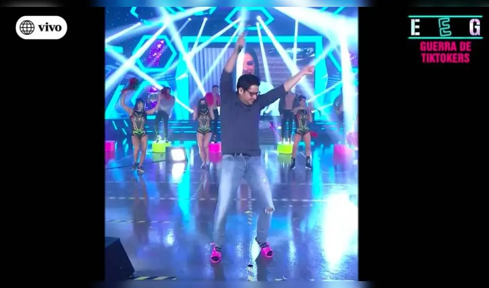 El conductor tuvo la oportunidad de dar puntos extra a los ‘retadores’, por lo que decidió ponerse un par de zapatos femeninos. (Foto: Captura América TV)