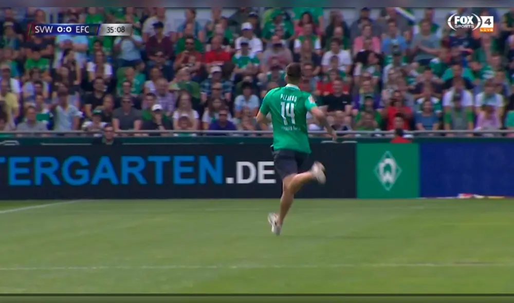 Claudio Pizarro: hincha del Werder Bremen invade la cancha portal la 14 del Bombardero de los Andes. Foto: captura de video. Claudio Pizarro: hincha del Werder Bremen invade la cancha portal la 14 del Bombardero de los Andes. Foto: captura de video.