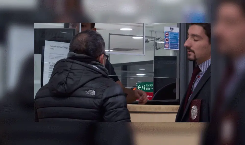 Peruano acusado de abusar de su hijastra fue expulsado de Chile. Foto: Teletrece Peruano acusado de abusar de su hijastra fue expulsado de Chile. Foto: Teletrece