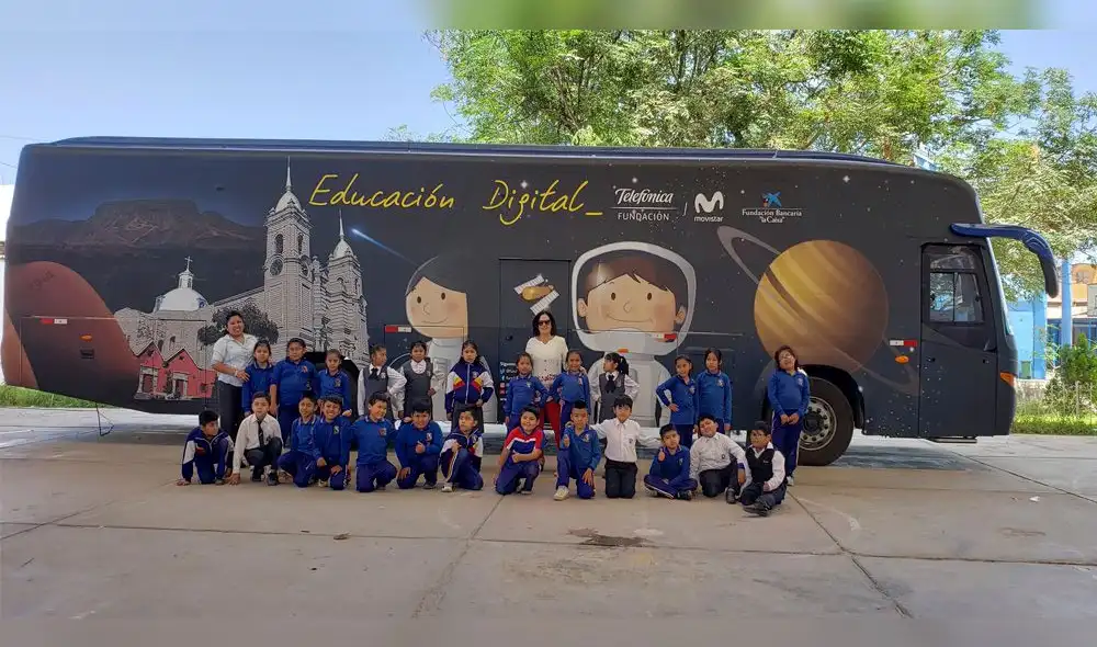 Bus itinerante lleva educación digital a escolares de Moquegua.