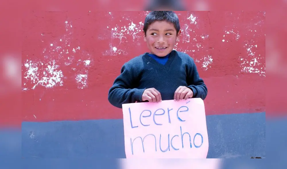 Un niño porta un cartel: un derecho que el Estado por décadas le negó a nuestros escolares. Un niño porta un cartel: un derecho que el Estado por décadas le negó a nuestros escolares.