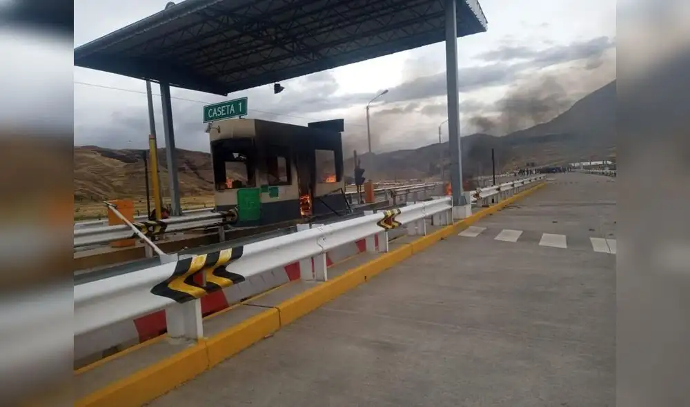 destrozos. En Juliaca vándalos quemaron peaje. destrozos. En Juliaca vándalos quemaron peaje.