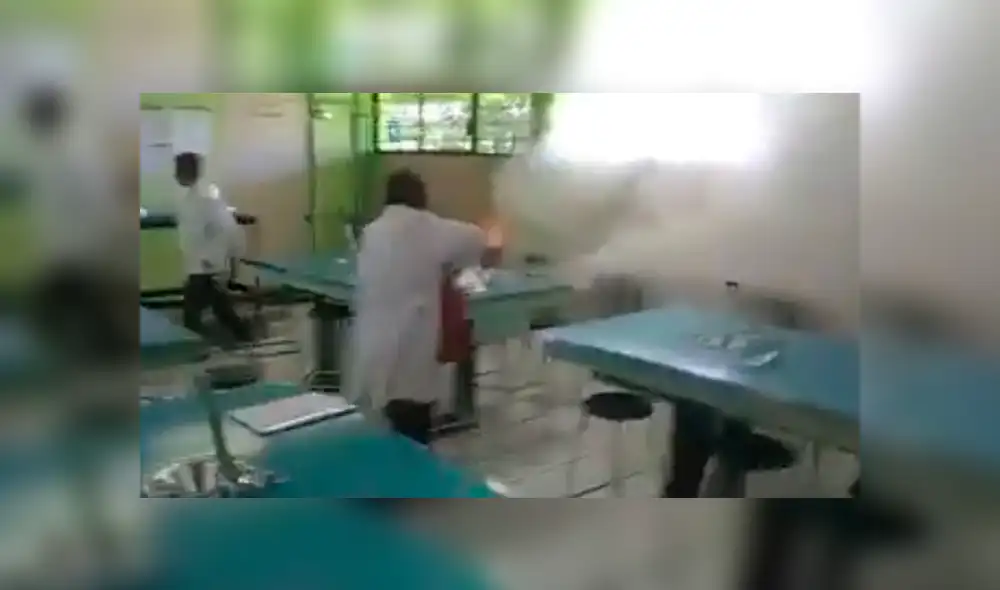 Estudiantes salieron corriendo despavoridos al ver las llamas dentro del laboratorio Estudiantes salieron corriendo despavoridos al ver las llamas dentro del laboratorio