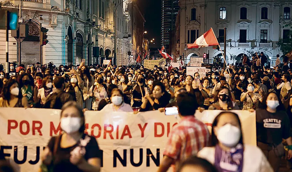 Como en el 2017, los ciudadanos salieron a las calles a expresar su reclamo por un acto de injusticia que afecta a las víctimas del régimen, a sus familiares y a todos los que defienden los derechos humanos y condenan la corrupción. Foto: Antonio Melgarejo/La República