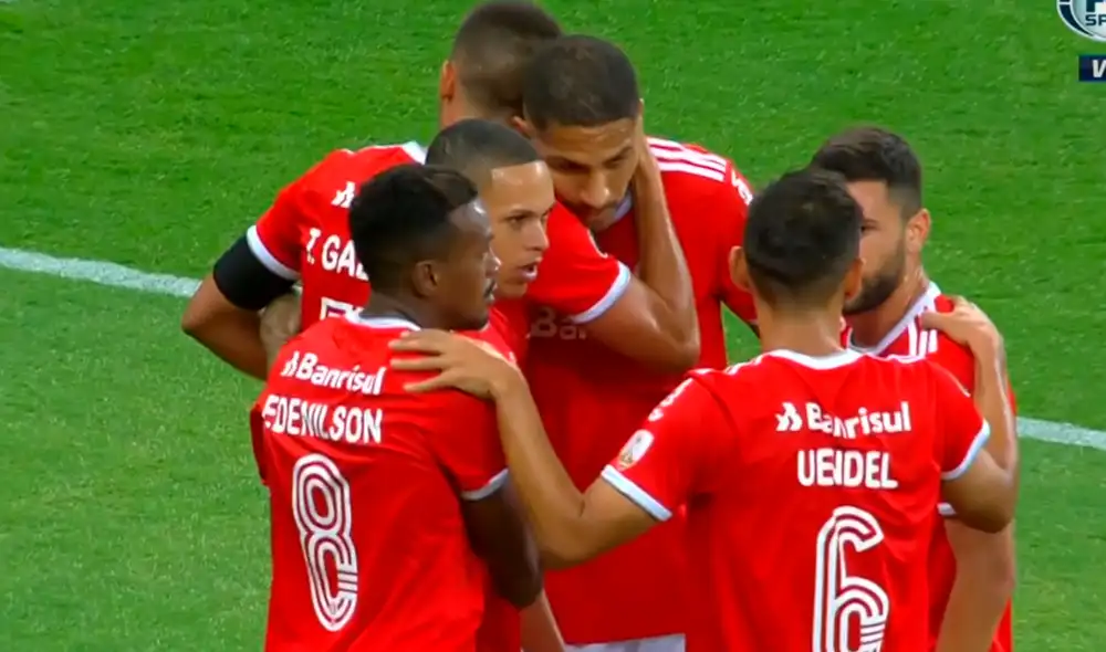 Paolo Guerrero arrastrándose para anotar su doblete en el Internacional vs. U. Católica por la Copa Libertadores 2020. | Foto: Fox Sports Paolo Guerrero arrastrándose para anotar su doblete en el Internacional vs. U. Católica por la Copa Libertadores 2020. | Foto: Fox Sports