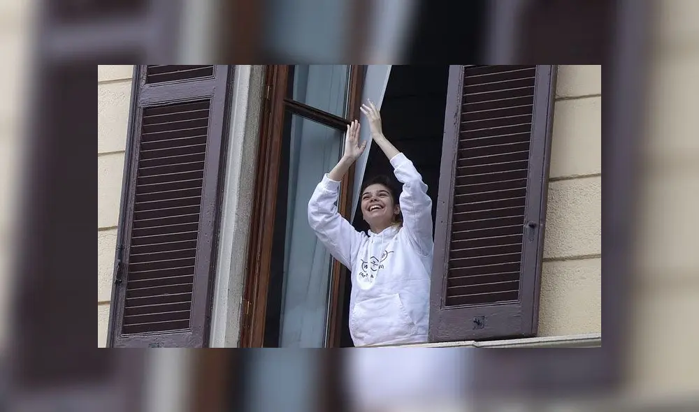 Aplauden desde los balcones de sus casas a médicos que combaten al coronavirus [VIDEO]