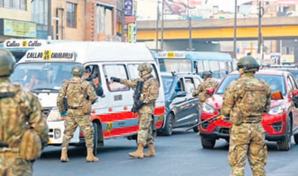 Operativo. Militares en la Av. Habich pedían la documentación a cuanto vehículo circulaba. Operativo. Militares en la Av. Habich pedían la documentación a cuanto vehículo circulaba.