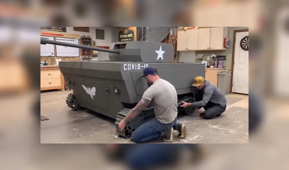 Un joven decidió utilizar su viejo cortador de césped para realizar un divertido tanque que arroja papas. Un joven decidió utilizar su viejo cortador de césped para realizar un divertido tanque que arroja papas.