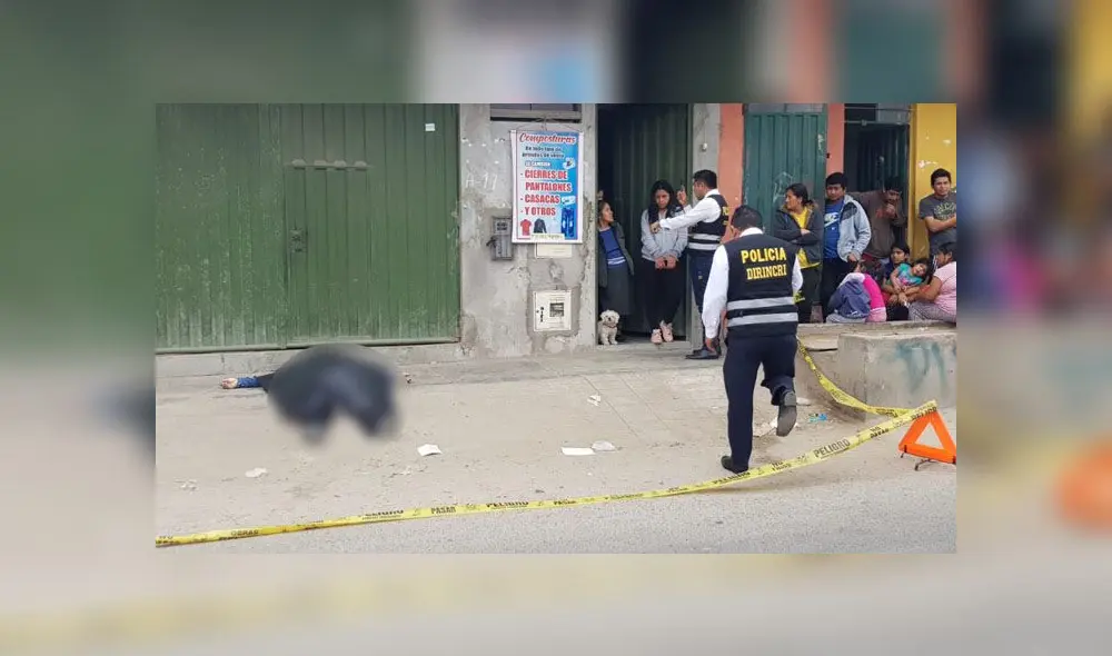 propietarios de vivienda en calle Los Regadores se percataron del cadáver de víctima. (Foto: Cristhian Moreno / La República) propietarios de vivienda en calle Los Regadores se percataron del cadáver de víctima. (Foto: Cristhian Moreno / La República)