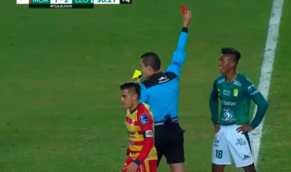 Pedro Aquino fue expulsado por doble amarilla en el triunfo del León ante Morelia. Foto: TUDN.