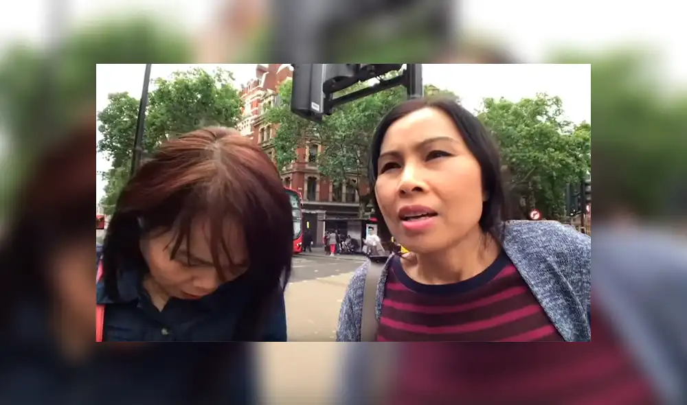 Mujeres grababan su recorrido por las calles de Londres sin presagiar que captarían el preciso momento en que dos jóvenes les roban su cartera.