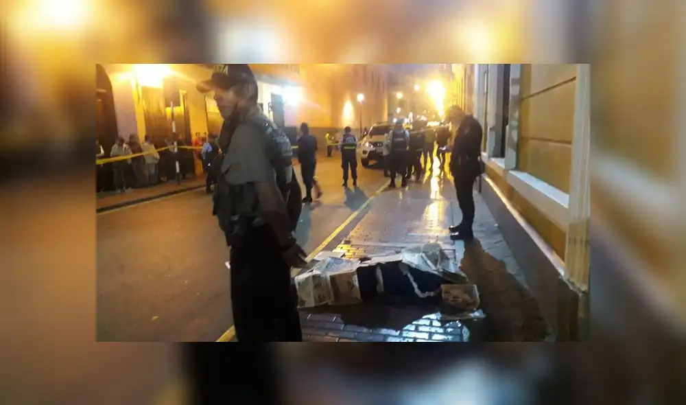 Cuerpo de víctima fue cubierto con papel periódico hasta la llegada del fiscal para que ordene su levantamiento. (Foto: Luis Villanueva / La República)