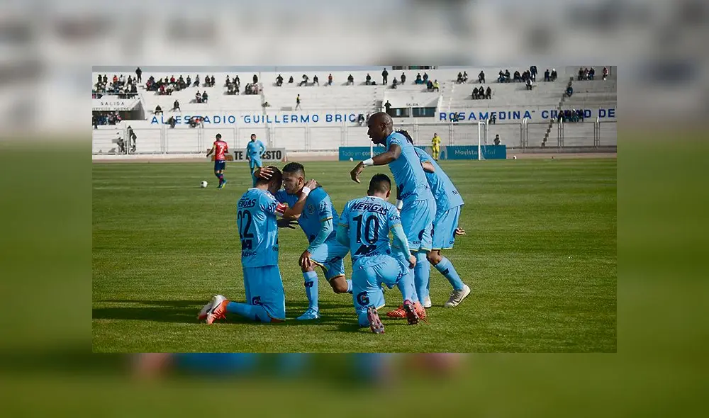 El goleador. Millán es felicitado por sus compañeros tras su primer golazo de la tarde. El goleador. Millán es felicitado por sus compañeros tras su primer golazo de la tarde.
