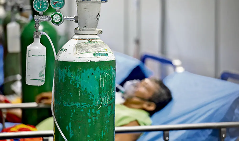Tanque de vida. El balón de oxígeno define la vida o la muerte. El hospital da dos por día a cada paciente, pero algunos necesitan más. Los familiares lo deben conseguir en plantas privadas, lo que les toma días de trámite. (Foto: Chino Domínguez)
