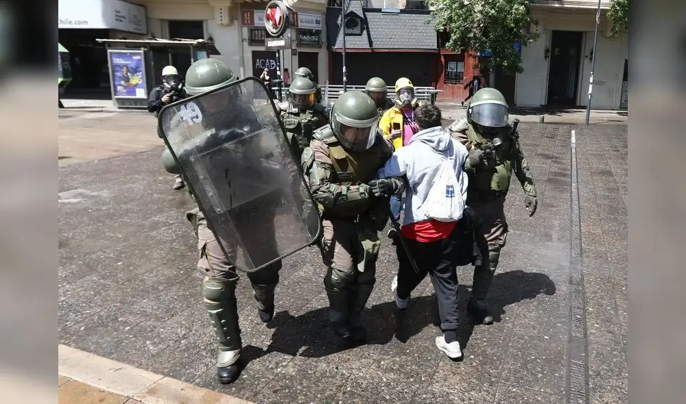 Las fotos que reflejan un Chile en crisis y colapsado por la violencia. Fotos: Jorge Cerdán Las fotos que reflejan un Chile en crisis y colapsado por la violencia. Fotos: Jorge Cerdán