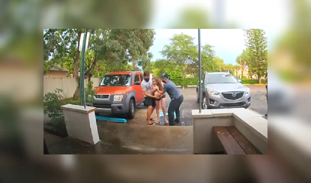 Mujer dio a luz de pie en pleno estacionamiento y el bebé fue atrapado por la partera. Foto: Captura/Mitre Mujer dio a luz de pie en pleno estacionamiento y el bebé fue atrapado por la partera. Foto: Captura/Mitre