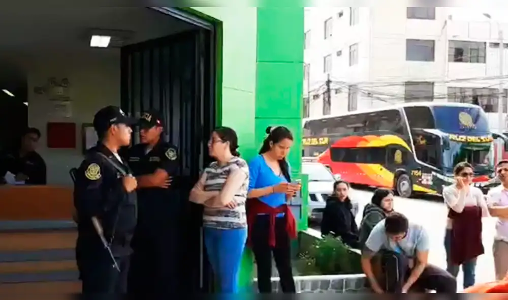 Pasajeros esperan recuperar sus pertenencias.