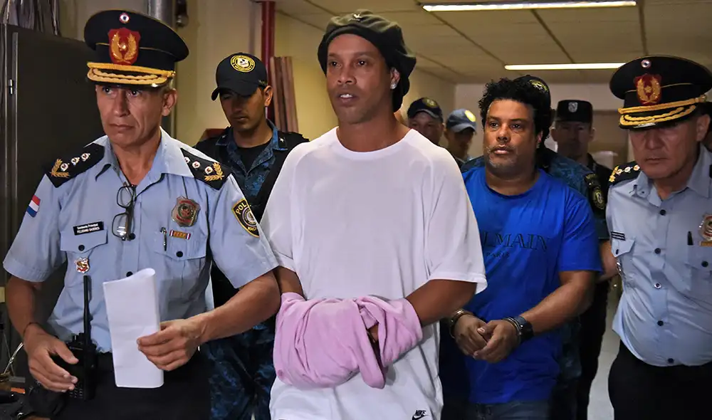 Ronaldinho sale de la cárcel de Paraguay y seguirá su proceso en un hotel. | Foto: AFP Ronaldinho sale de la cárcel de Paraguay y seguirá su proceso en un hotel. | Foto: AFP
