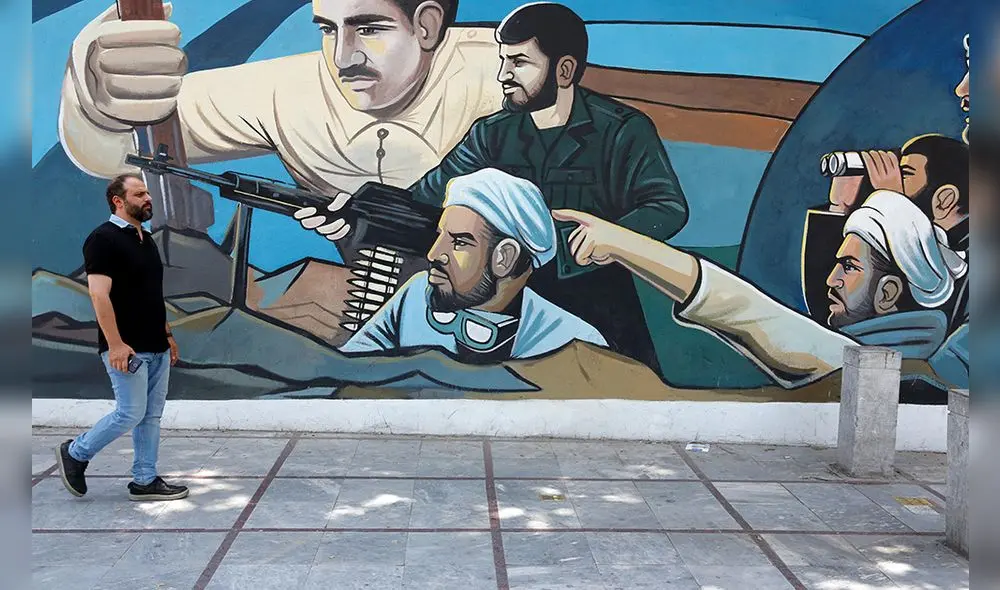 ABD02. Tehran (Iran (islamic Republic Of)), 22/06/2019.- An Iranian man walks next to a wall painting in a street of Tehran, Iran, 22 June 2019. According to media reports, Iran claims it has refrained from shooting down a US Navy Boeing P-8 Poseidon which was allegedly accompanying a US surveillance drone. The RQ-4A unmanned aircraft was shot down by an Iranian surface-to-air missile system on 20 June 2019, with Tehran claiming that the drone was in Iranian airspace, while the US insist the drone was flying over international waters. (Estados Unidos, Teherán) EFE/EPA/ABEDIN TAHERKENAREH