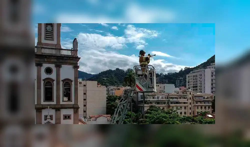 Bombero realizó espectáculo desde 50 metros de altura. Foto: EFE Bombero realizó espectáculo desde 50 metros de altura. Foto: EFE