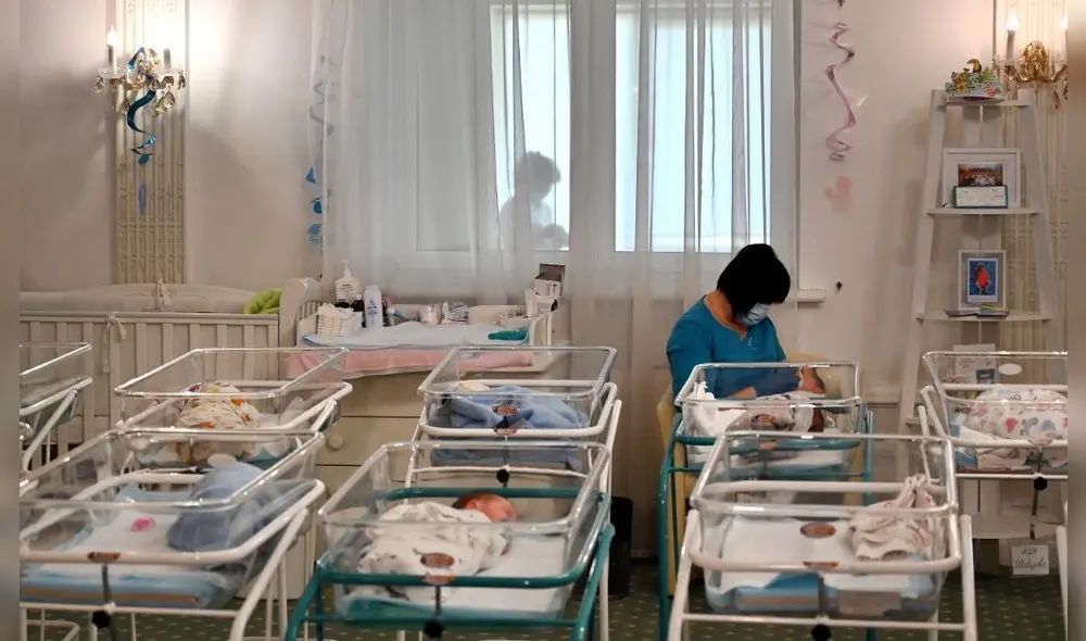 Una enfermera cuida a recién nacidos en el hotel de Venecia, en mayo de 2020. Foto: AFP. Una enfermera cuida a recién nacidos en el hotel de Venecia, en mayo de 2020. Foto: AFP.