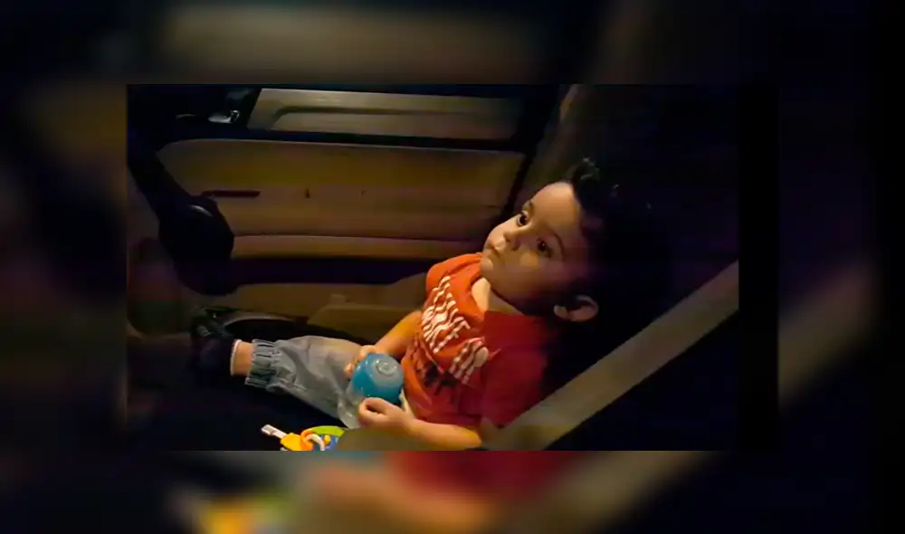 Los jóvenes dejaron de protestar y realizaron la coreografía del 'famoso' tema infantil para alegrar al menor. Foto: captura.